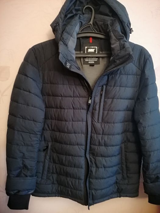 Продам мужскую куртку б/у в отличном состоянии на 52 размер.