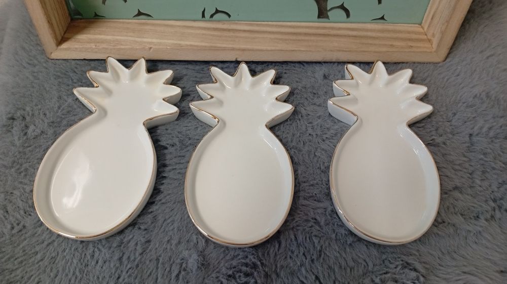 Taca z talerzykami ananasy