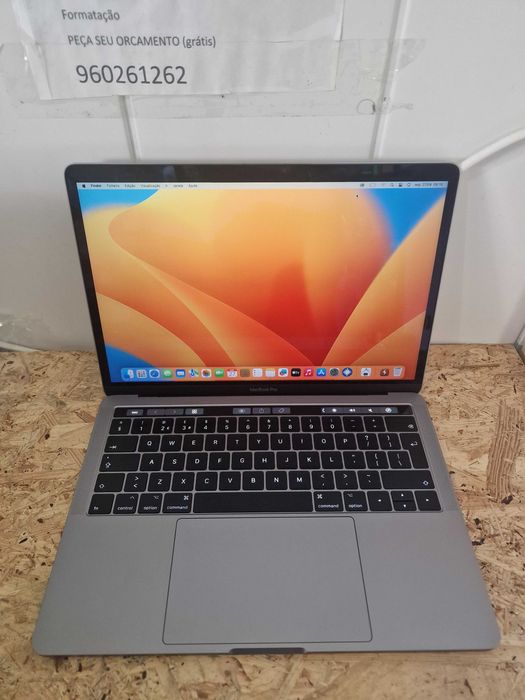 MacBook Pro TOUCH BAR 2017 com varios programas.