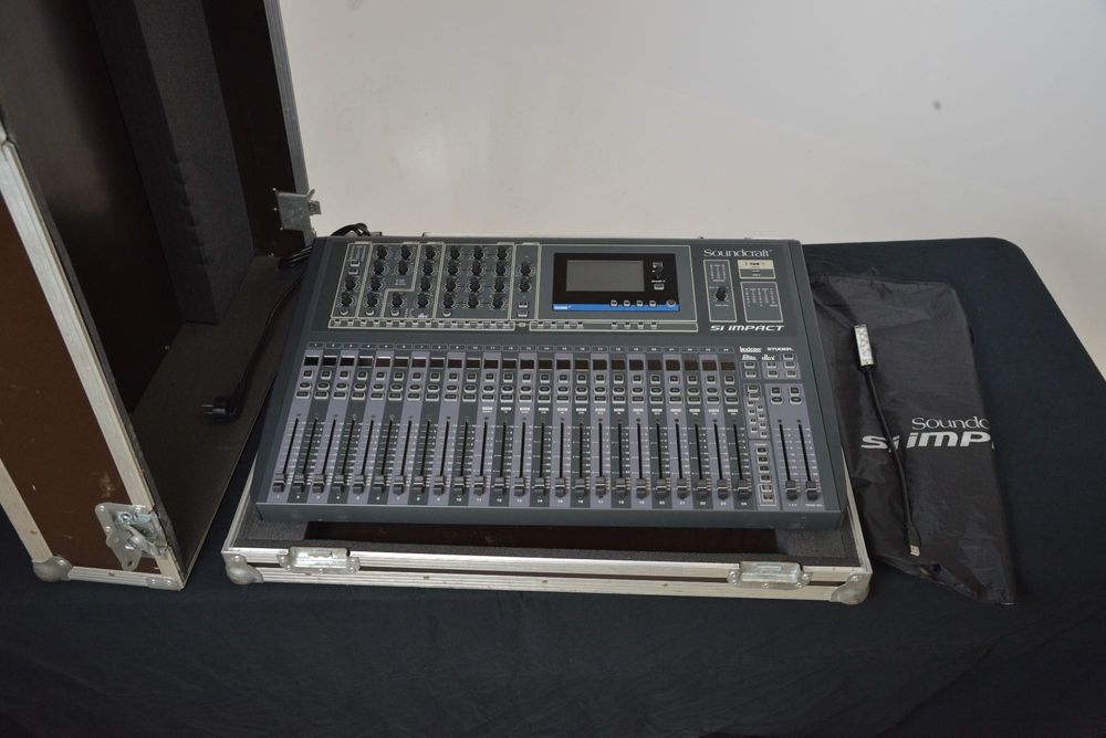 Soundcraft Si Impact — mesa digital em muito bom estado + case