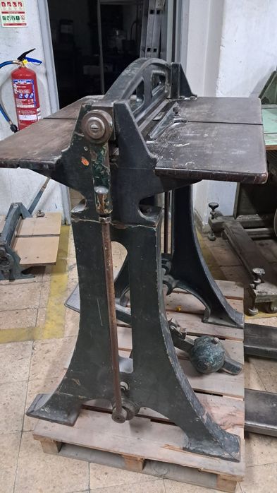 Máquina de vincar e cortar