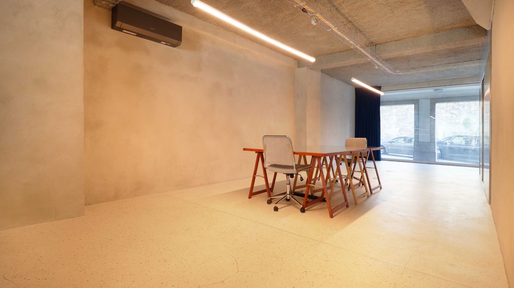 Espaço Comercial 350m² com Jardim Privativo e Garagem, Fontaínhas, Porto