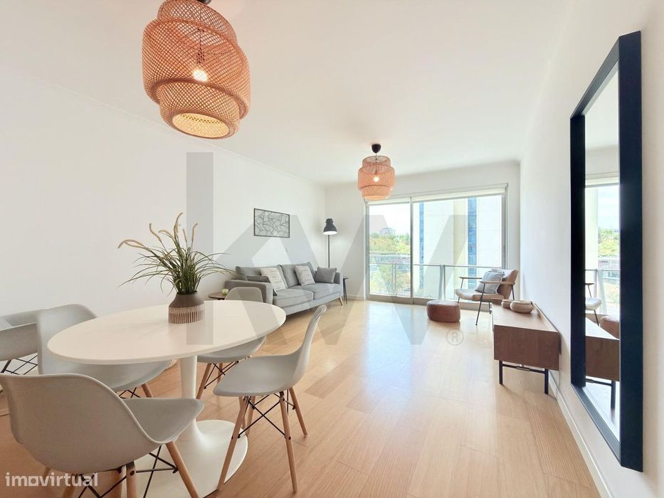 Apartamento T2 Mobilado e com Estacionamento no Edifício Malhoa Plaza,