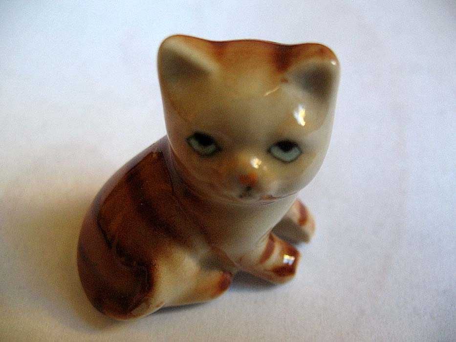 Kot - rudy uroczy kotek - Figurka - porcelana - 3,5 x 3,5 x 2 cm