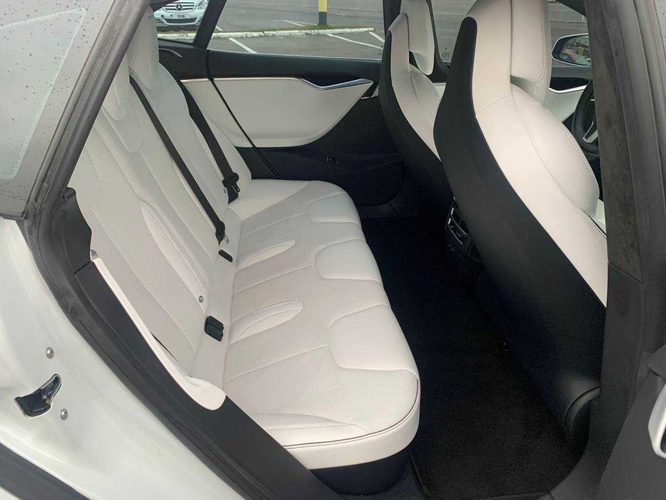 Оренда Tesla S під таксі Premium Uber Black