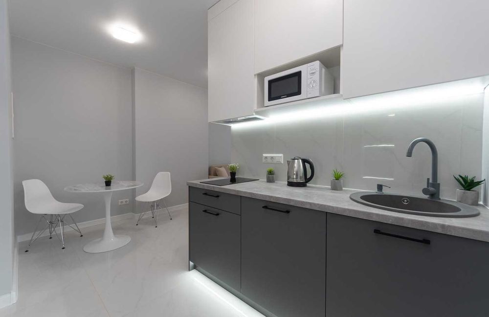 Подобово - студія з ремонтом, у будинку з Генератором, 5 хв. до метро.