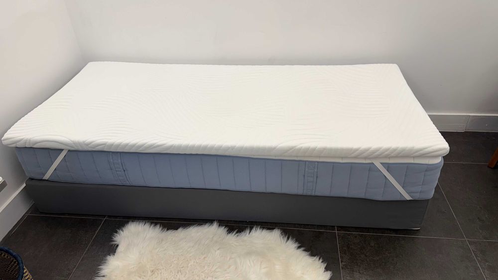 IKEA Colchão VALEVÅG com estrutura de cama LYNGÖR.