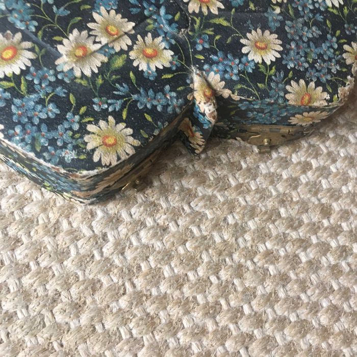 Caixa de costura em forma de borboleta