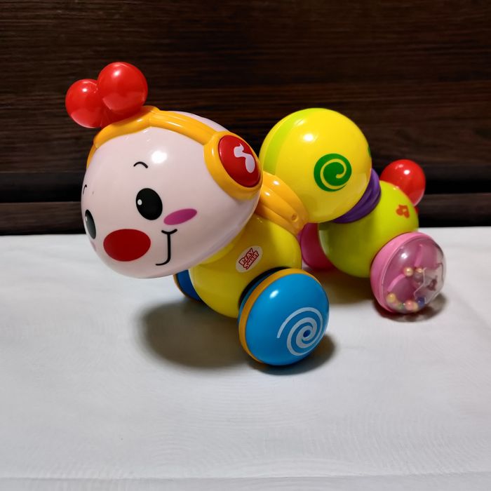 Гусеничка hola тріщить, світиться, грає музика, їздить сама