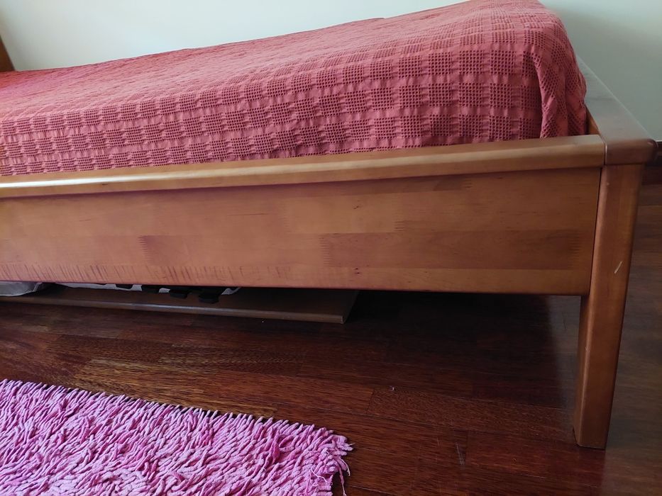 Cama de solteiro em madeira maciça