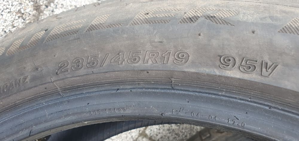 Opony letnie Bridgestone 235 45 19