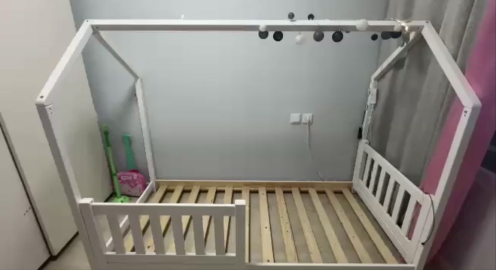 Cama montessoriana + barras + quadro