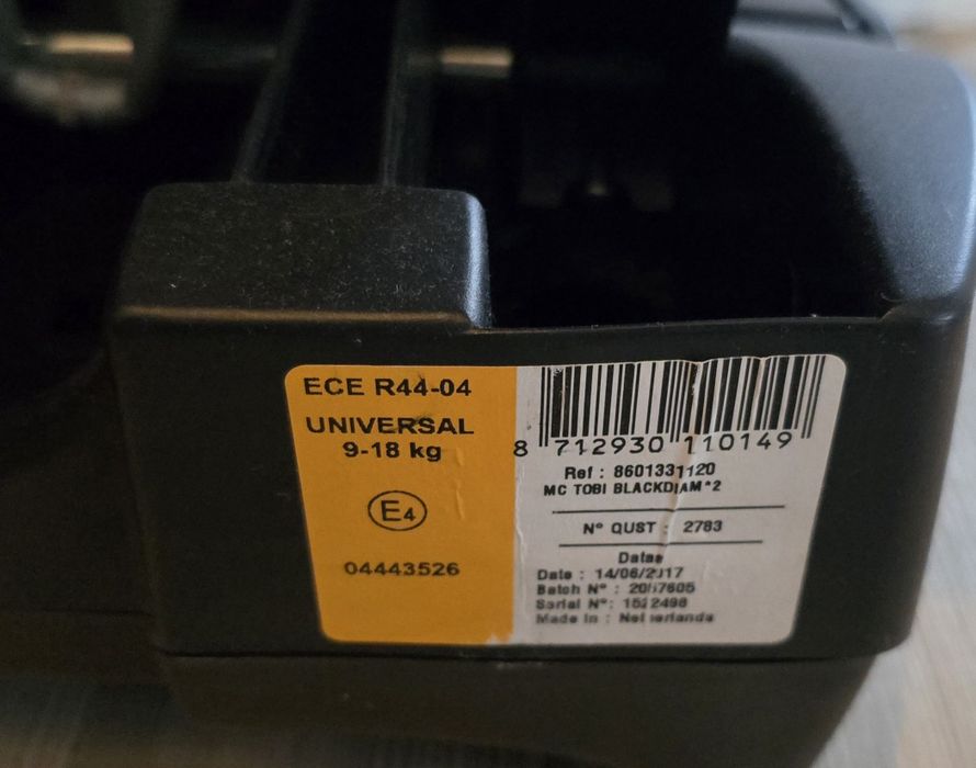 Fotelik Tobi zapinany na pasy. Premium black