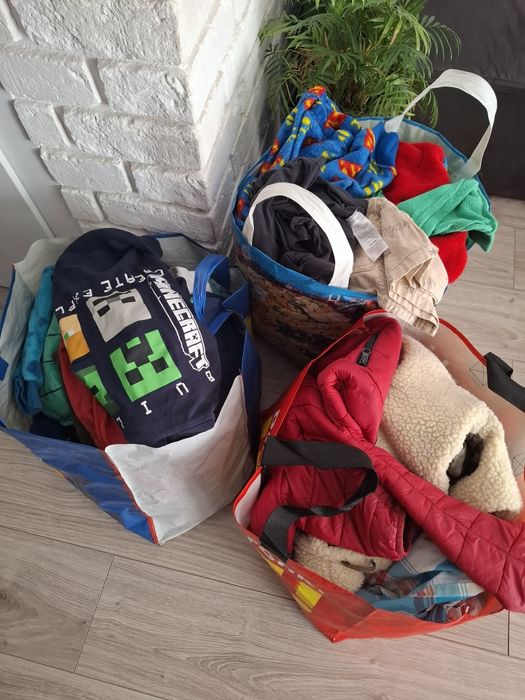 Wielkie trzy torby ubrań dla chlopca w rozmiarze 122-128