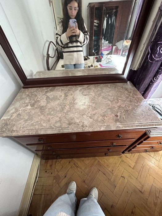 Composto com uma cómoda de 4 gavetas com espelho, e 2 mesinhas.