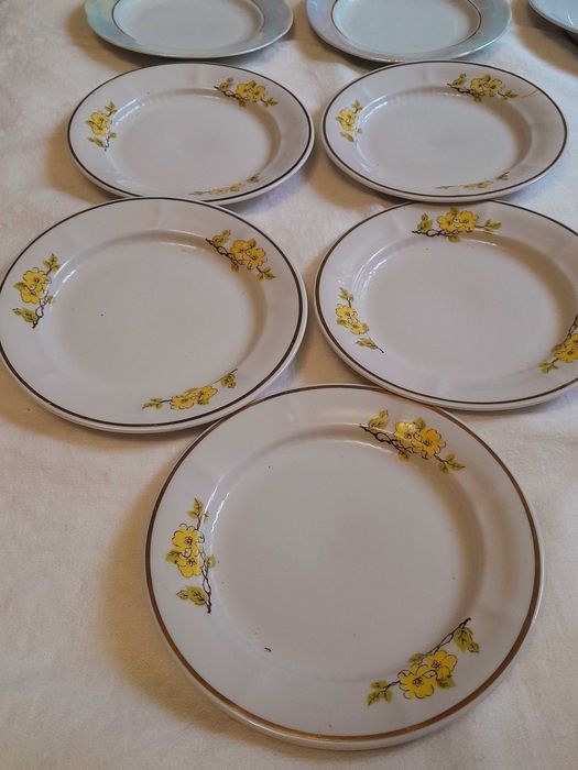 Тарелки для первых и вторых блюд, глубокие и плоские, времен СССР: