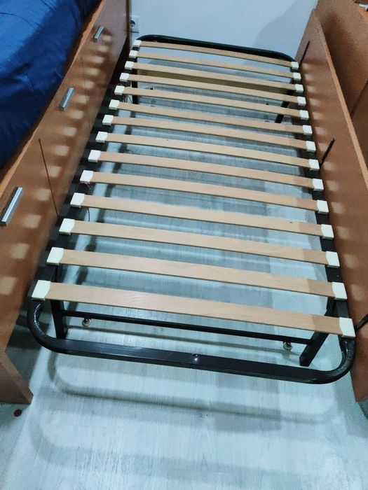 Cama de solteiro com gavetas e cama extra