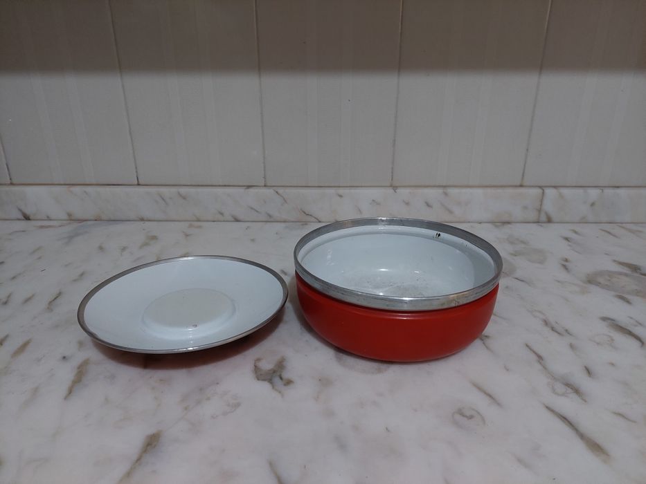 Panela antiga de esmalte de cor vermelha