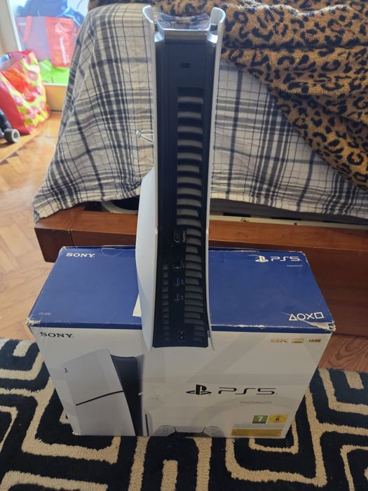Ps5 slim 1Tb com Leitor de CD + comando Sony  vermelho