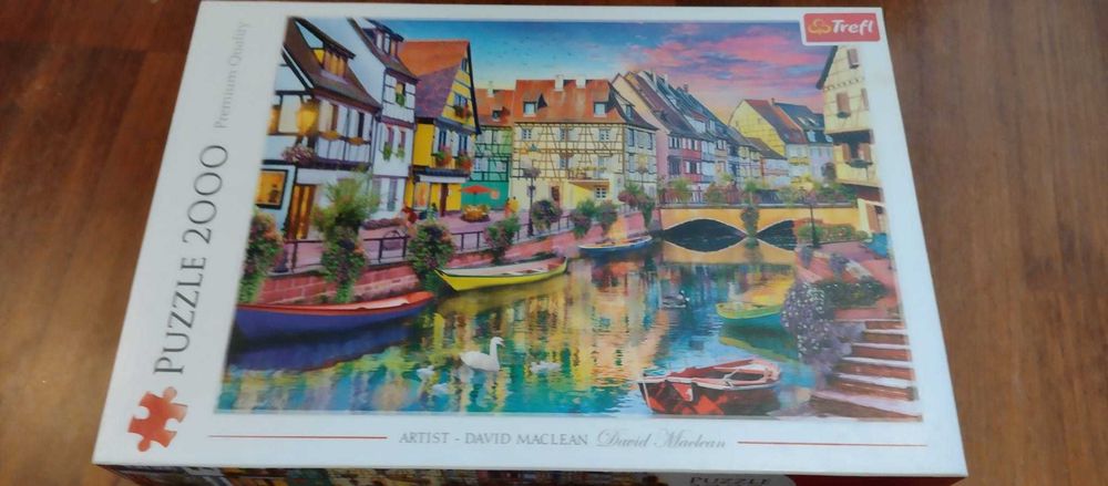 pudło puzzli 2000 części przedstawiające Colmar