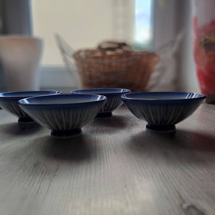 Porelanowe miski japońskie do serwowania ryżu.