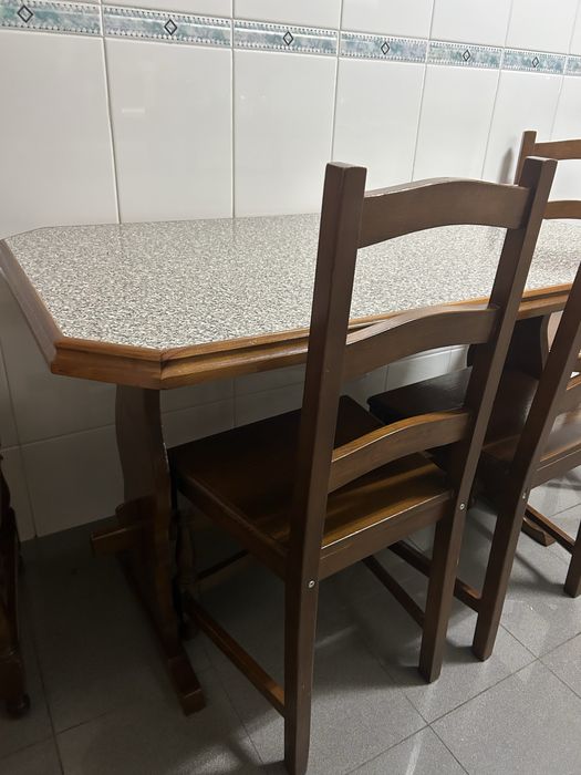 Mesa com 4 cadeiras de cozinha