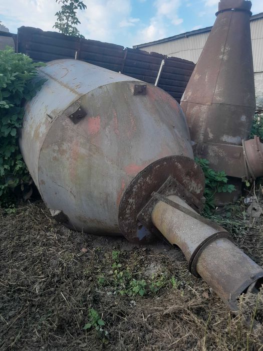 Бочка конусна зі шнеком в середині