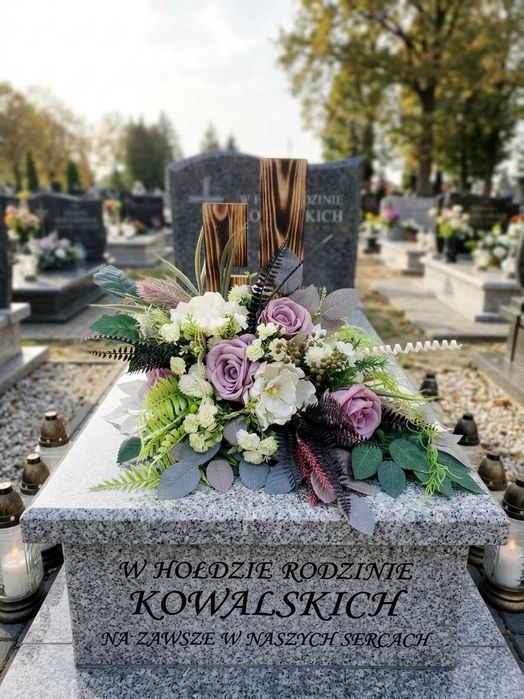 Elegancki stroik na cmentarz z drewnianym krzyżem | Kwiaty sztuczne