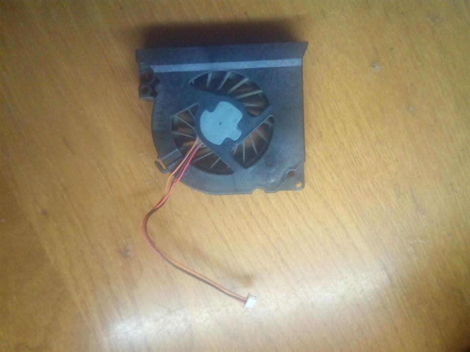 Неробоча материнка на запчастини Samsung r60+