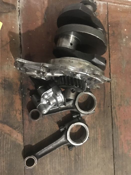 Коленвал з шатунами ,масло насос та гитара узборі