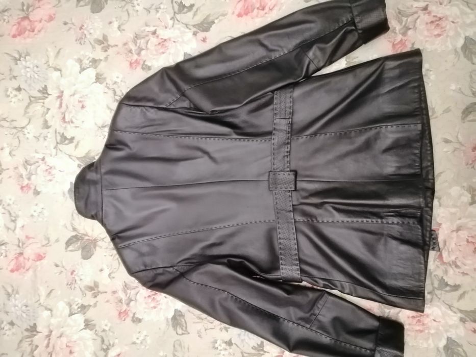 Продам шкіряну куртку б/в.