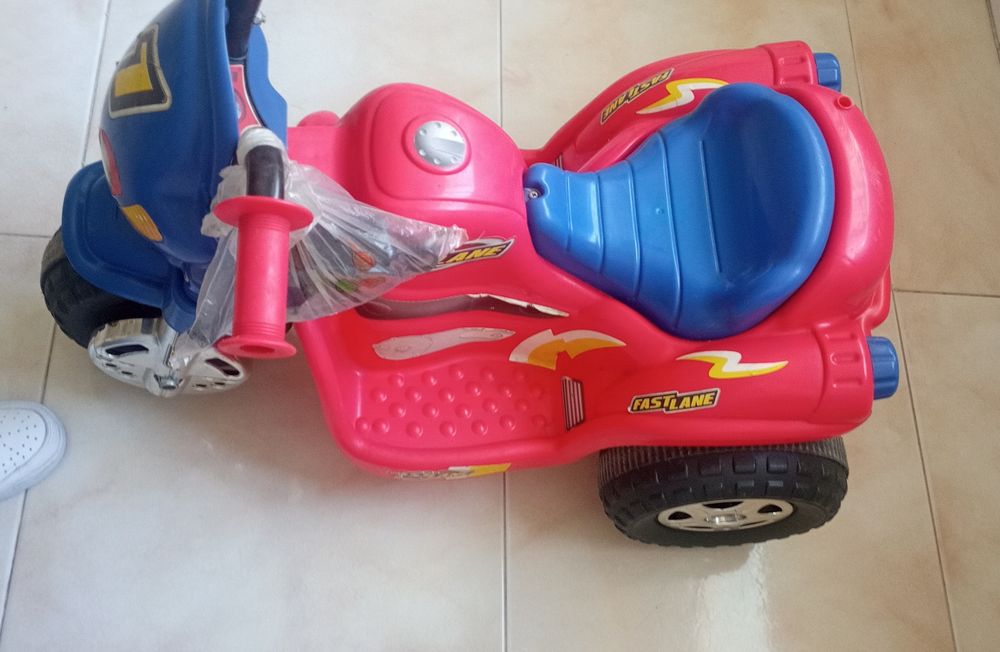 Trotinete elétrica para criança