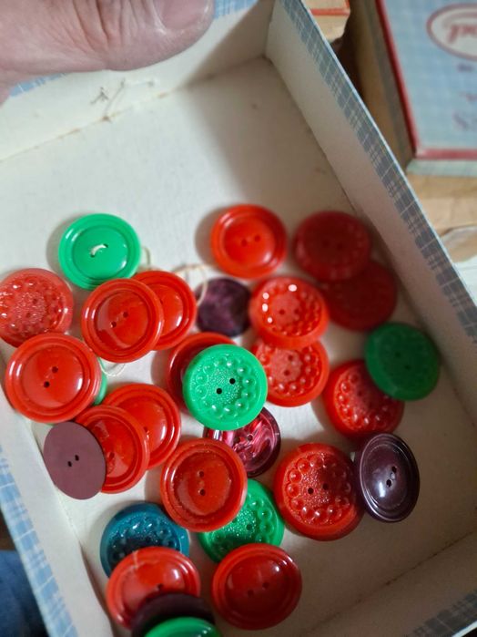 Lote 1 : ~11kg de Botões de costura Vintage, novos