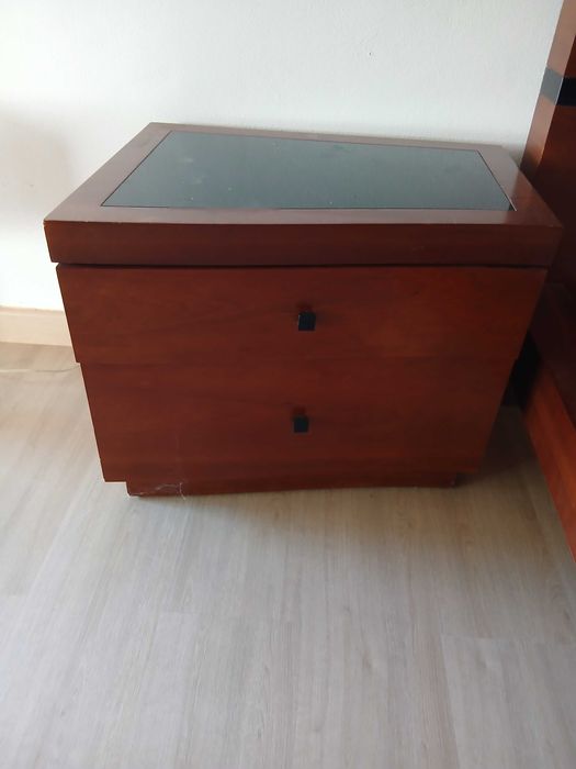 Mobília de quarto (cama + mesas cabeceira + cómoda + espelho) madeira maciça design italiano