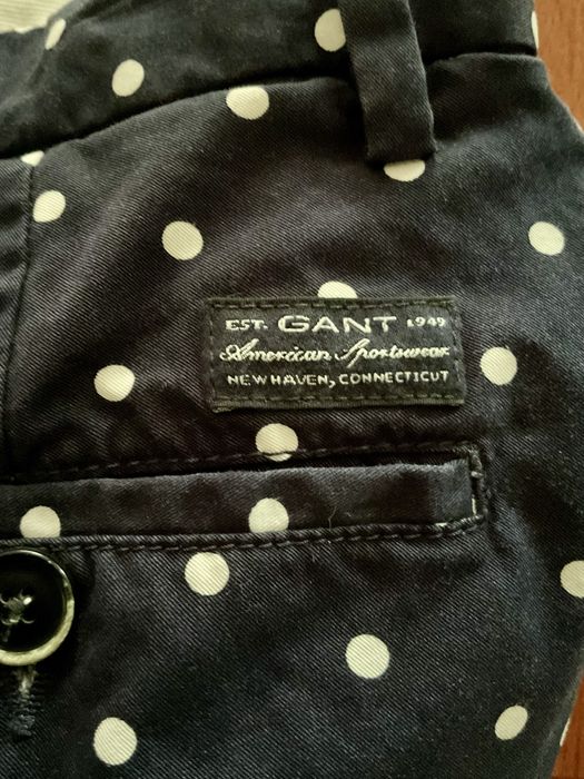 Calções Gant  em azul marinho com bolinhas brancas