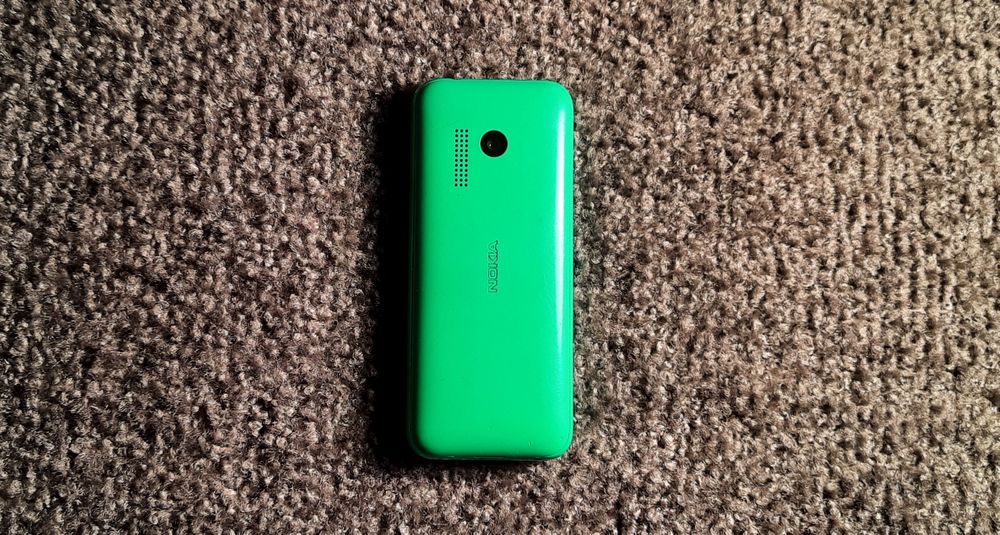 Nokia 215, телефон (не включається).