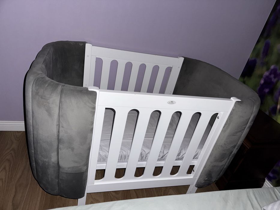 Дитяче ліжечко з маятником