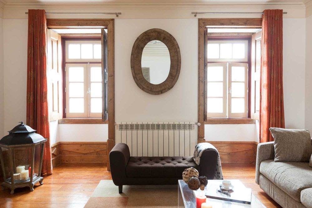 Lanterna de madeira e metal