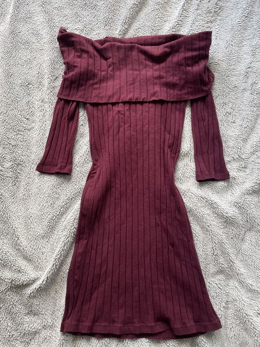 Burgundowa sukienka