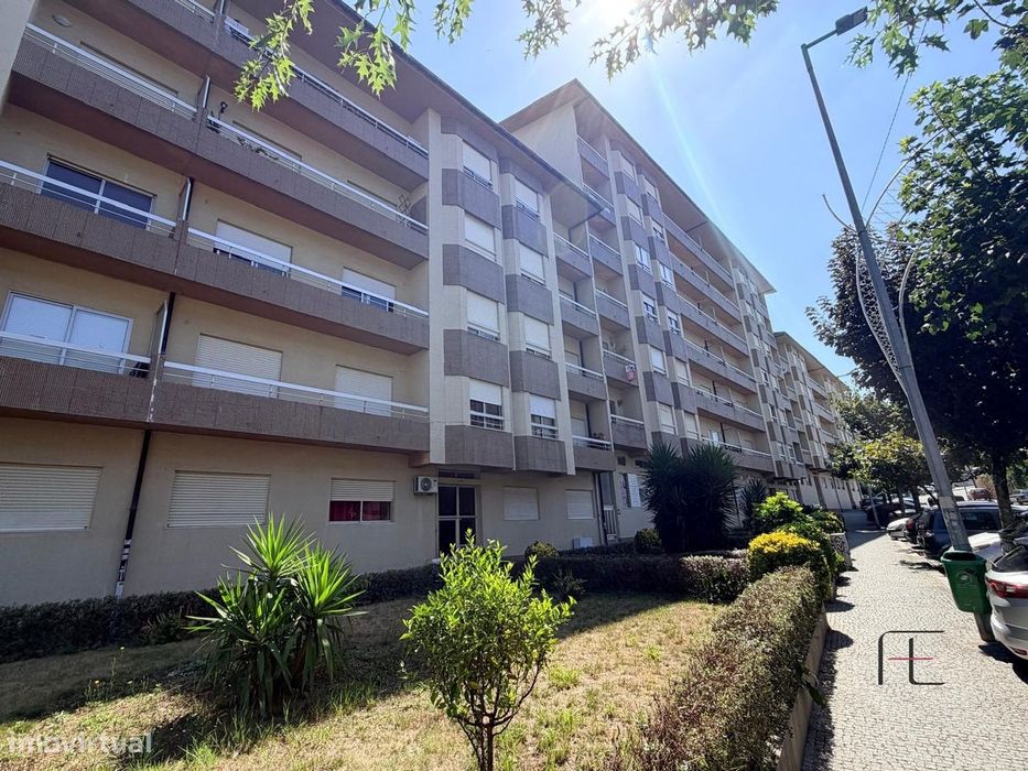 Apartamento T3 com duas varandas, elevador e garagem em Fânzeres
