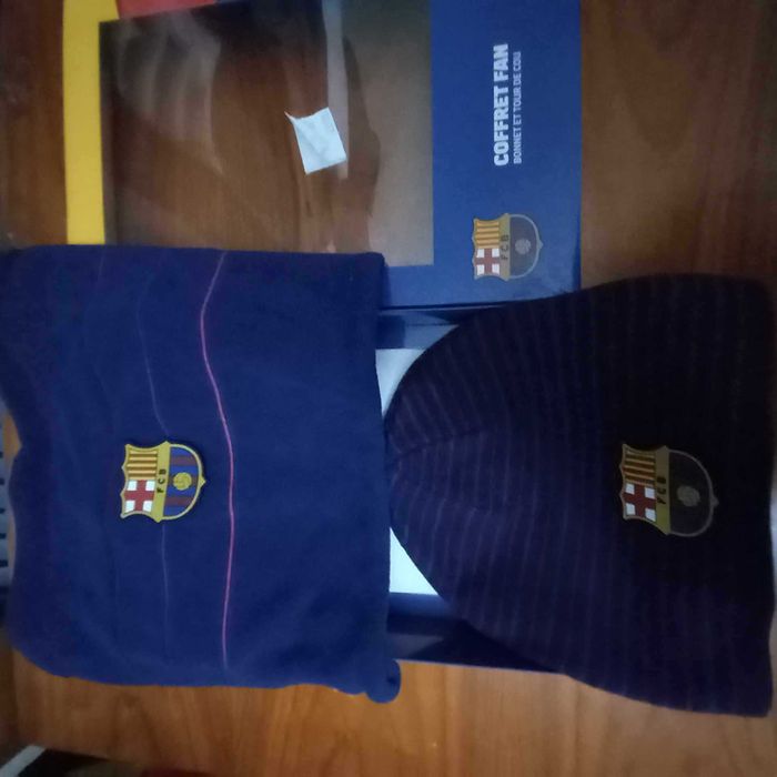 Gorro e Cofret BARCELONA FC NOVO Oficial Product com 25% de desconto