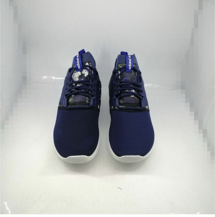 Кросівки Adidas.