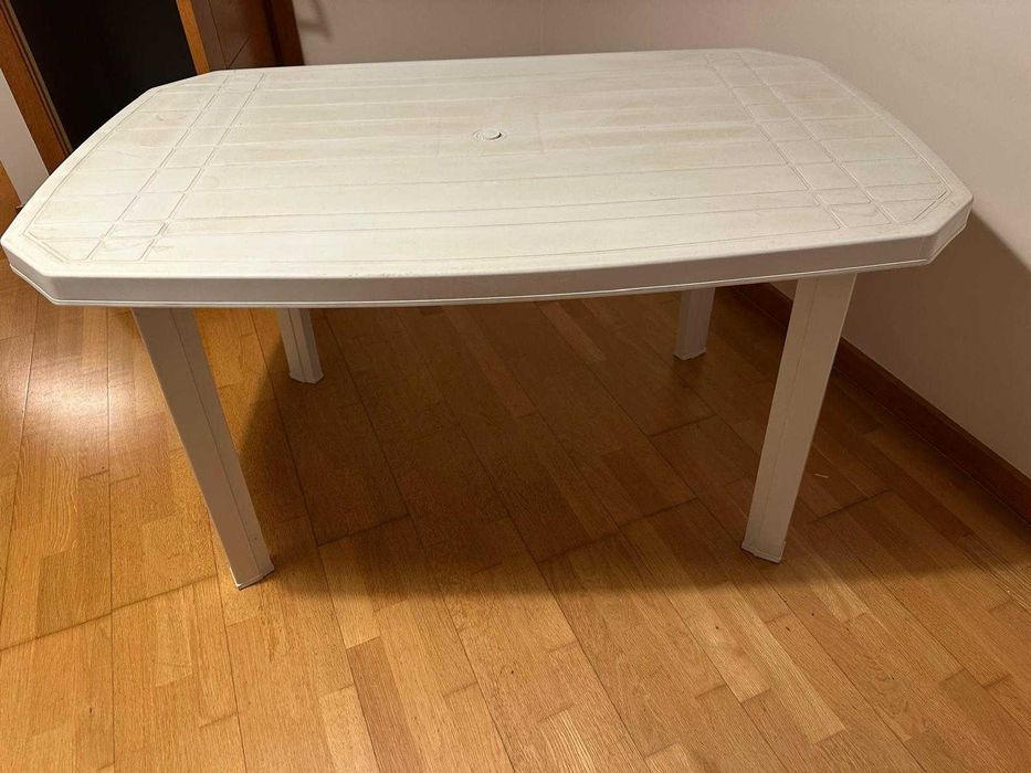 Mesa de jardim branca em plástico – usada – 10 €