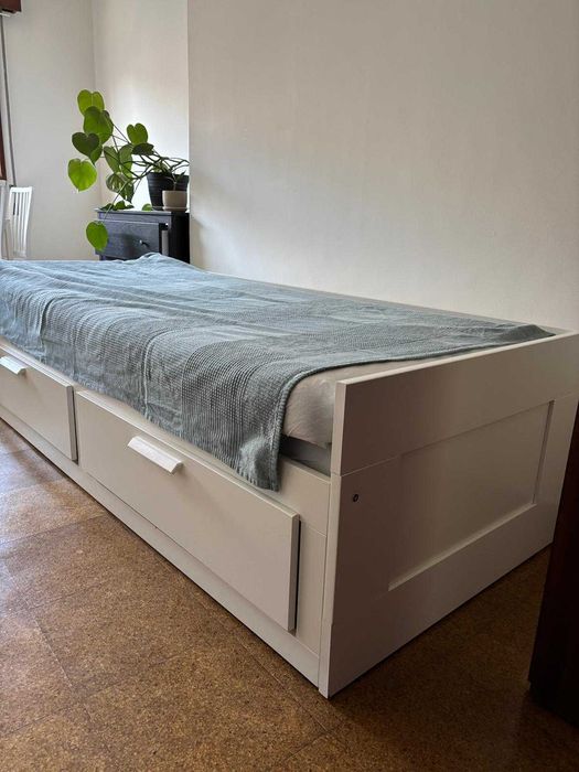 Cama Ikea Brimnes com colchões