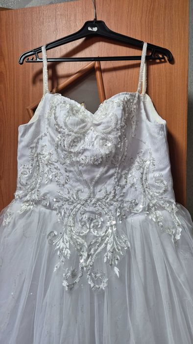 Весільні сукні, фата, шпильки