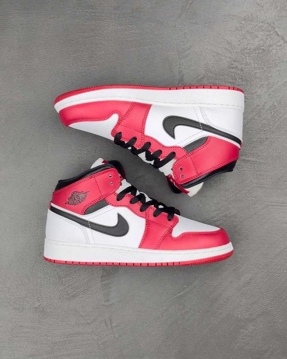 Кросівки Air Jordan 1 Mid 'Chicago'