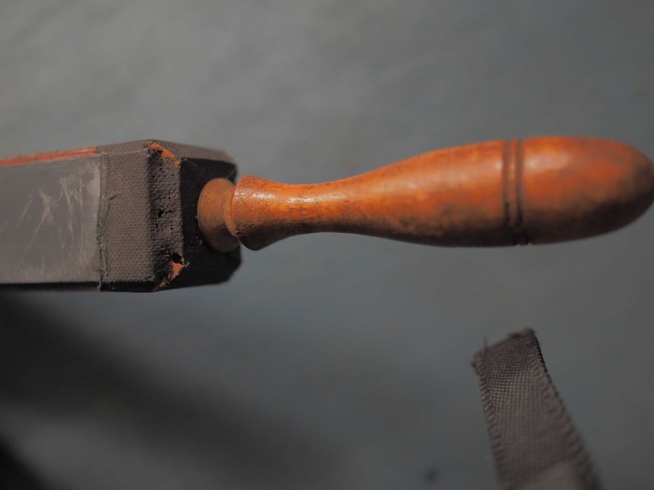 Устройство для правки бритв с тюрингийцем.