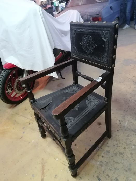 50€ pelo Conjunto 8 Cadeiras com couro e taxas