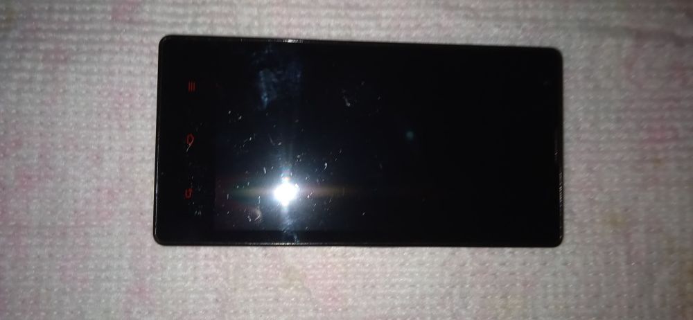 Смартфон телефон рабочий на запчасти.