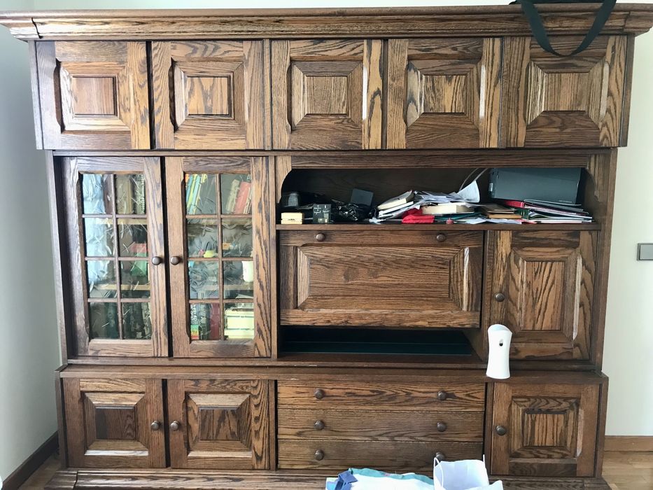 Móvel estante em madeira castanha